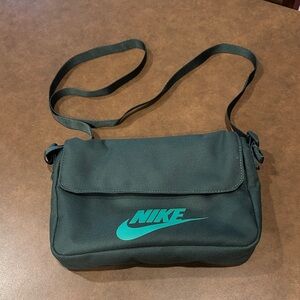 Nike Sportswear Revel Crossbody Bag